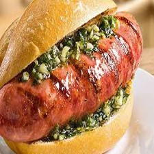 Choripán ( chorizo de res y cerdo , pan artellano tipo baguete ) y salsa chimichurri