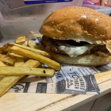 Hamburguesas ( carnes de hamburguesas 80%res 20% cerdo y pan tipo brioche ) 2 topping a escoger (salsas y quesos )